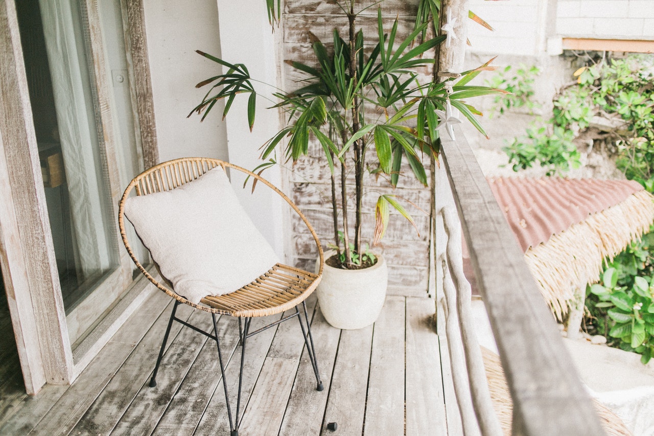Terrasse med udendørs møbler og planter
